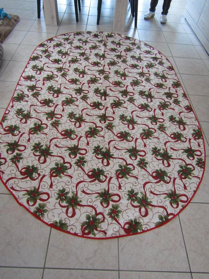 KERST en andere Ovale Tafelkleden 4 stuks + 1 Gratis, Diversen, Kerst, Zo goed als nieuw, Ophalen