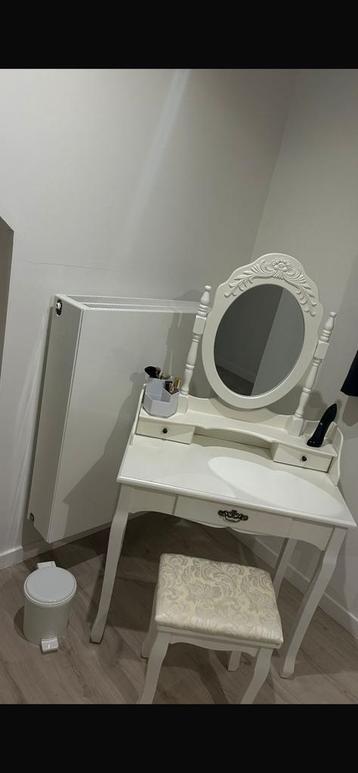 Make-up tafel met spiegel en stoeltje beschikbaar voor biedingen