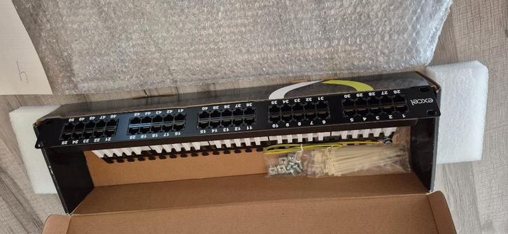 Panneau de brassage Excel 50 ports voix RJ45 – Neuf, Computers en Software, Netwerk switches, Zo goed als nieuw, Ophalen of Verzenden