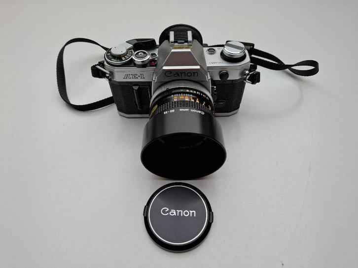 Canon AE1 avec objectif standard Canon lens FD 50mm 1:1.8, TV, Hi-fi & Vidéo, Appareils photo analogiques, Utilisé, Canon, Enlèvement ou Envoi