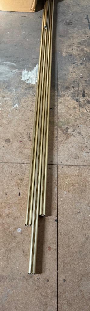 Mat-gouden gordijnroedes te koop. beschikbaar voor biedingen