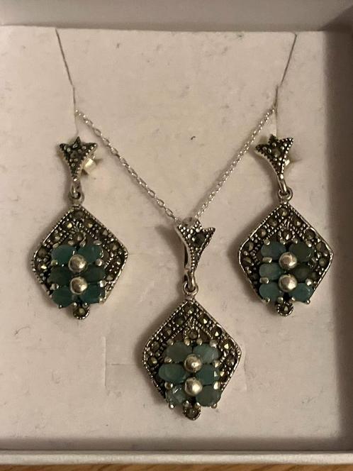 Zilveren oorbellen en hanger met echte smaragd, Bijoux, Sacs & Beauté, Boucles d'oreilles, Neuf, Puces ou Clous, Argent, Vert
