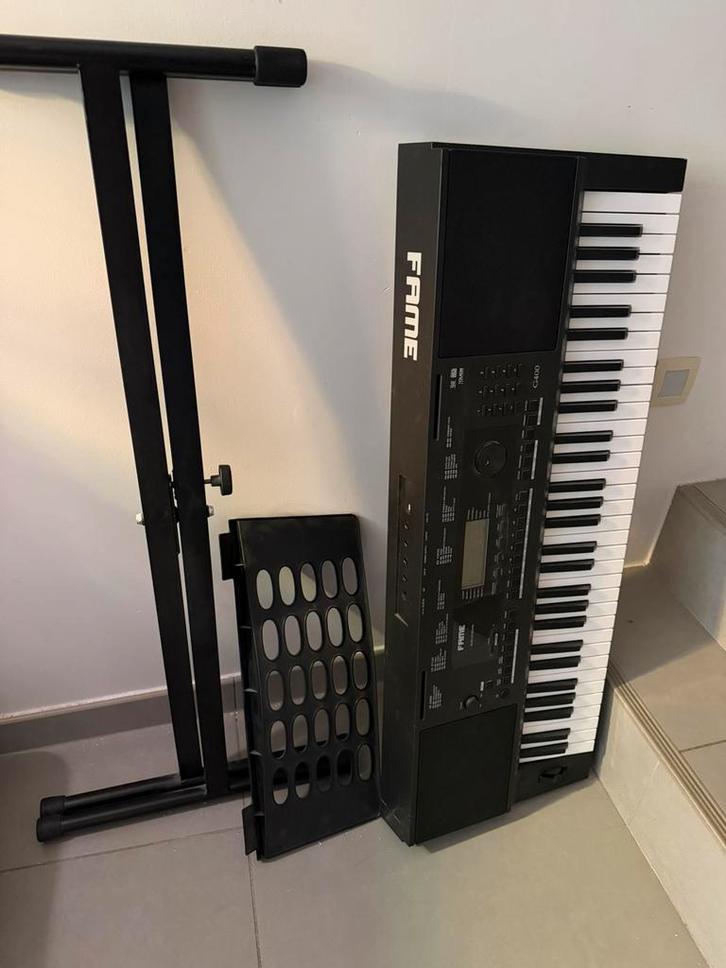 Fame G-400 keyboard met standaard en lessenaar, Muziek en Instrumenten, Keyboards, Zo goed als nieuw, 61 toetsen, Met standaard