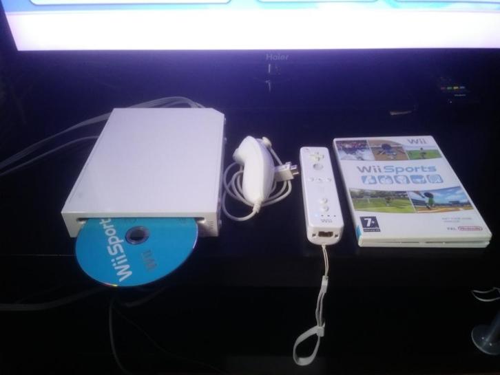 Wii spelcomputer met het spel Wii sports, Games en Spelcomputers, Spelcomputers | Nintendo Wii, Zo goed als nieuw, Met 1 controller