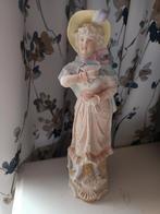 Biscuit porselein beeld van meisje coloniale stijl, Ophalen of Verzenden, Zo goed als nieuw
