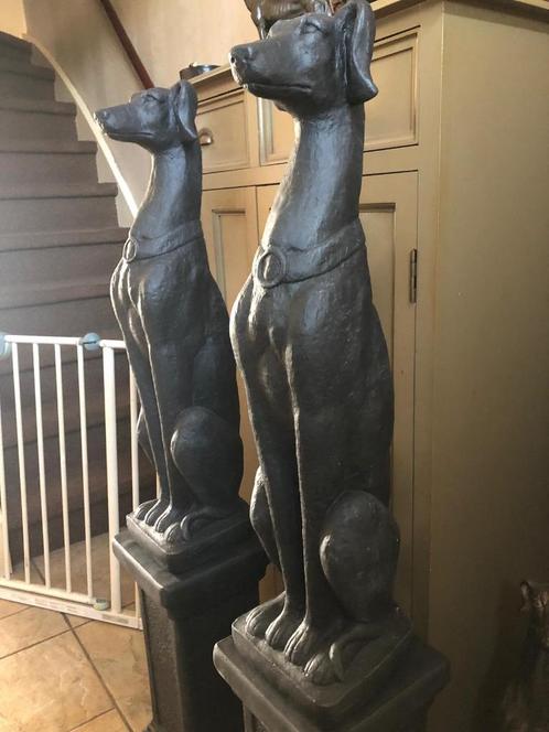 2 x statige zwarte honden op sokkel windhond whippet greyhou, Antiquités & Art, Art | Sculptures & Bois, Enlèvement