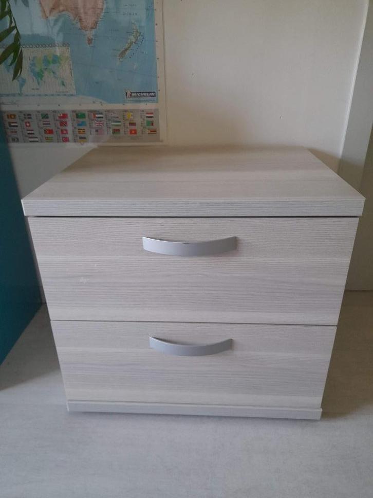 Robuust houten nachtkast, Huis en Inrichting, Slaapkamer | Nachtkastjes, Gebruikt, Minder dan 55 cm, 45 tot 65 cm, Hout, Ophalen