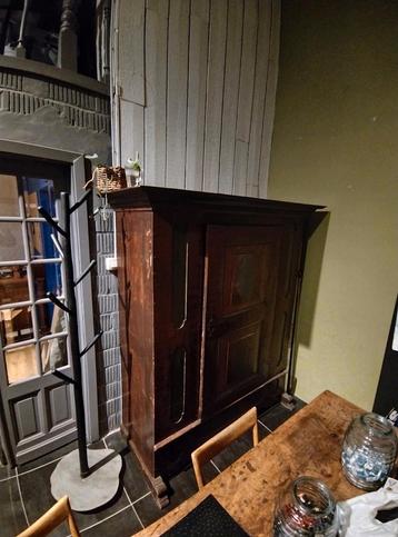 Antieke handbeschilderde kast (1774) beschikbaar voor biedingen
