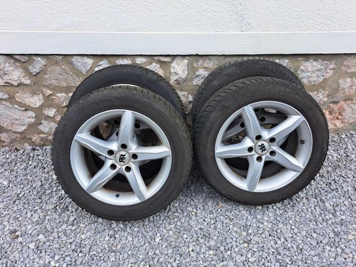 4 roues montées en Pneus Neige - A VENDRE, Auto-onderdelen, Banden en Velgen, Band(en), Winterbanden, 16 inch, 205 mm, Personenwagen