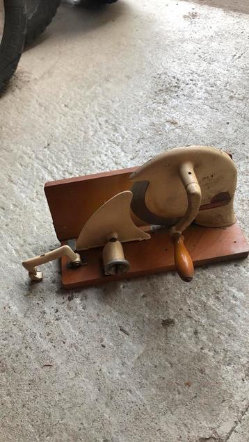 Ancienne machine coupe pain beschikbaar voor biedingen