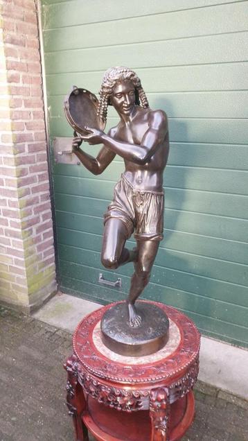 Gezocht aparte bronzen en of marmeren beelden antiek beschikbaar voor biedingen