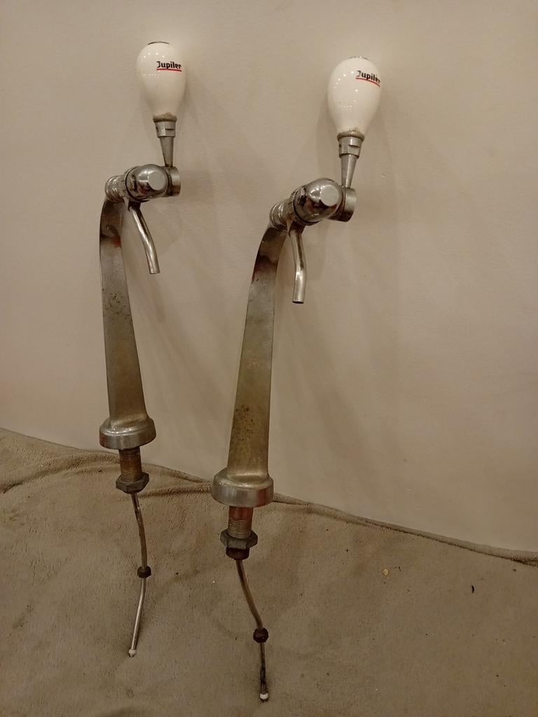 Complete en onberispelijke vintage bierpompen