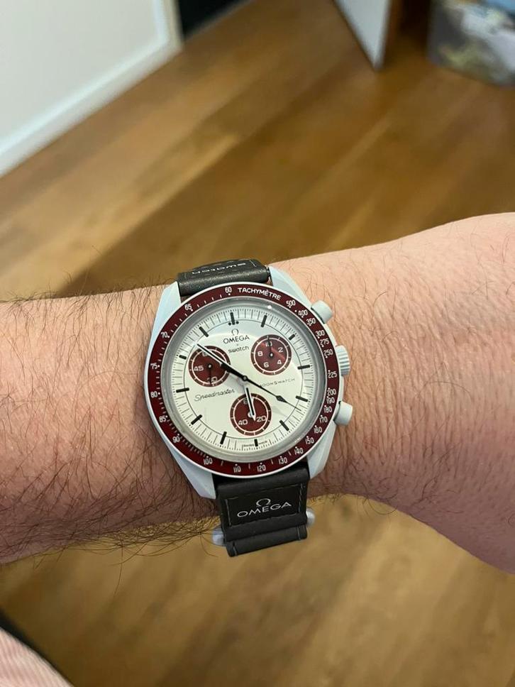 Montre Omega x Swatch MoonSwatch Neuve avec boite et papiers, Bijoux, Sacs & Beauté, Montres | Hommes, Neuf, Montre-bracelet, Omega