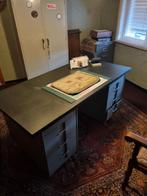 Metalen bureau, Ophalen, Bureau