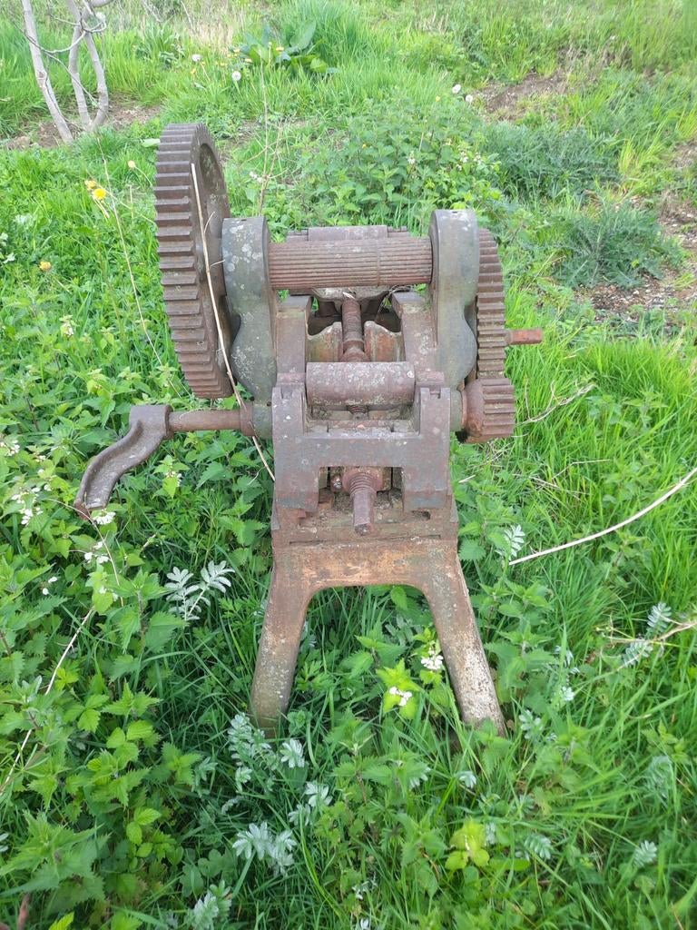 Antieke machine voor koetswielen, Antiquités & Art, Antiquités | Outils & Instruments, Enlèvement