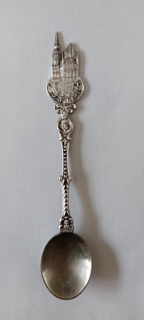 Zilveren (?) lepeltje, Ophalen