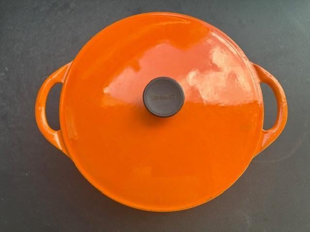 Cousances - Le Creuset : oranje ronde kookpot in gietijzer, Kookpan of Snelkookpan, Gebruikt, Gietijzer, Ophalen of Verzenden