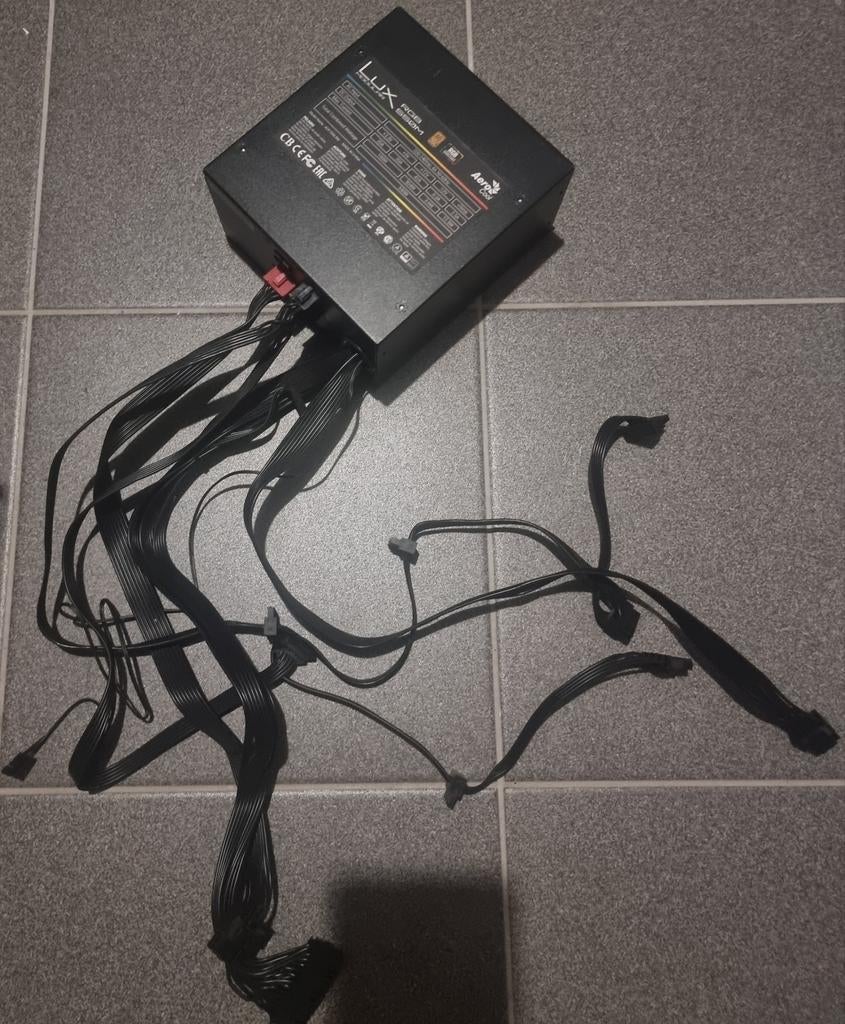 550w computervoeding areo cool, Computers en Software, Interne voedingen, Ophalen of Verzenden, Zo goed als nieuw