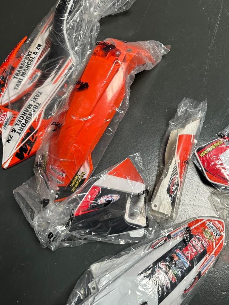 Ktm set plastiek compleet met stickers goede staat! Zie foto, Motoren, Onderdelen | Overige, Ophalen, Gebruikt