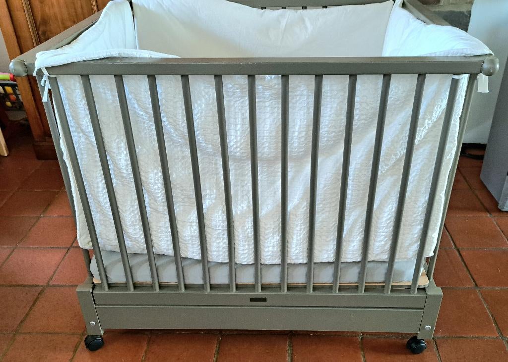 Parc Pericles bois gris + matelas 5 cm et housse + tour, Enfants & Bébés, Parcs, Enlèvement, Utilisé, Rectangulaire, Roulettes