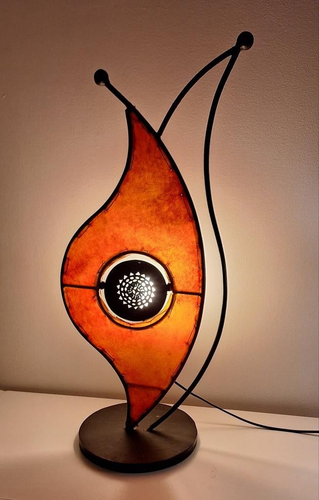 Oosterse handgemaakte lamp met een ingetogen oranje sfeer.