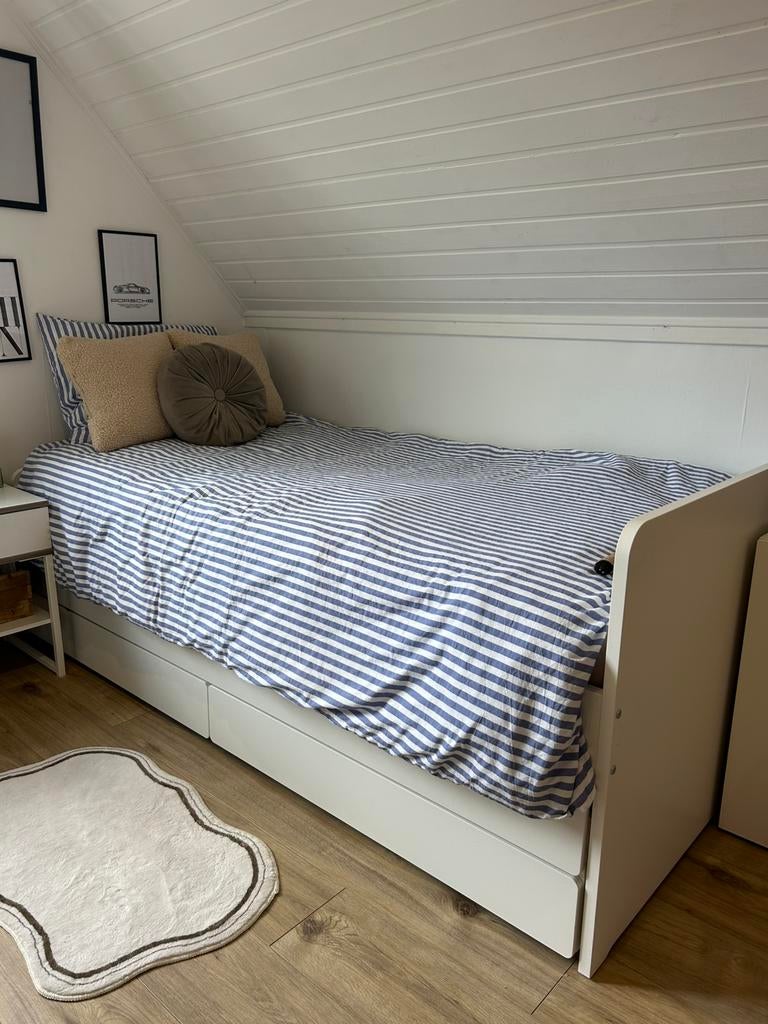 Uitrekbaar bed en gratis nachtkastje bijna perfecte staat, Ophalen, Zo goed als nieuw, Wit