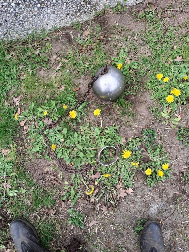 Ijzeren Gevangenis bol replica, Ophalen