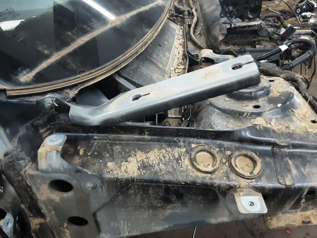 CHARNIERE DE CAPOT DROIT Audi A3 Sportback (8YA) (01-2019/-), Utilisé, Audi