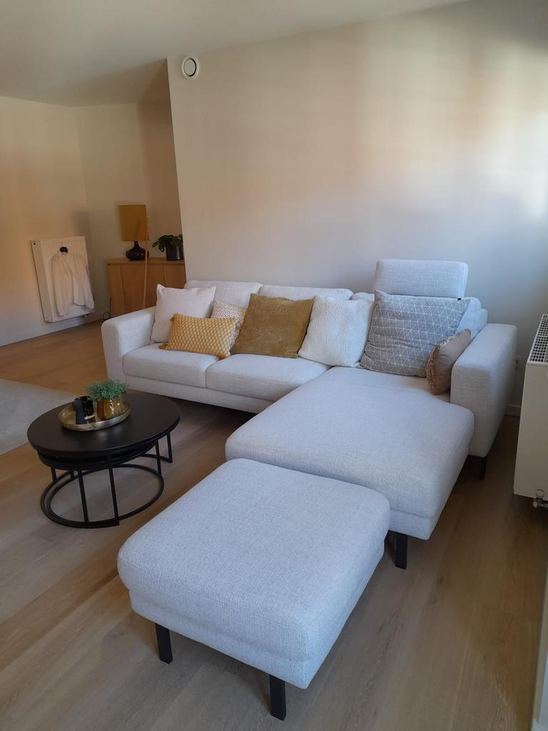 Hoeksalon met bijhorende poef prijs valt te bespreken, Ophalen, Nieuw