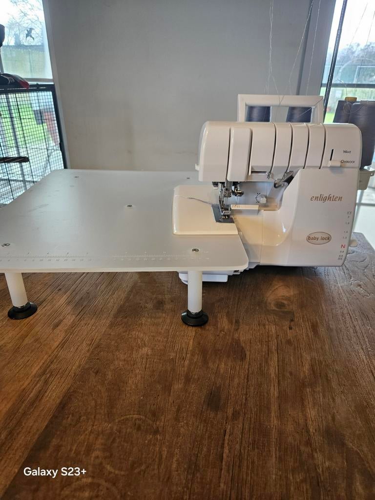 Babylock enlighten incl voetenset en aanschuiftafel, Hobby & Loisirs créatifs, Machines à coudre & Accessoires, Comme neuf, Surjeteuse