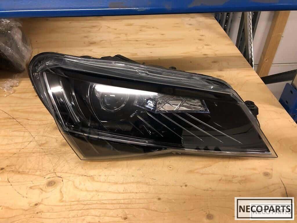 Skoda superb led vol led rechts en links  origineel xenon, Gebruikt, -, -, Ophalen of Verzenden