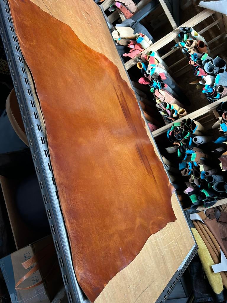 Cognac kleur hele tuigleer 2,5-3 mm dikte half soepel nr1, Hobby en Vrije tijd, Stoffen en Lappen, Ophalen of Verzenden, Zo goed als nieuw