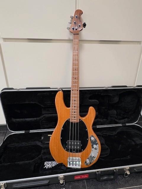 Music Man Stingray, Muziek en Instrumenten, Snaarinstrumenten | Gitaren | Bas, Zo goed als nieuw, Elektrisch, Ophalen
