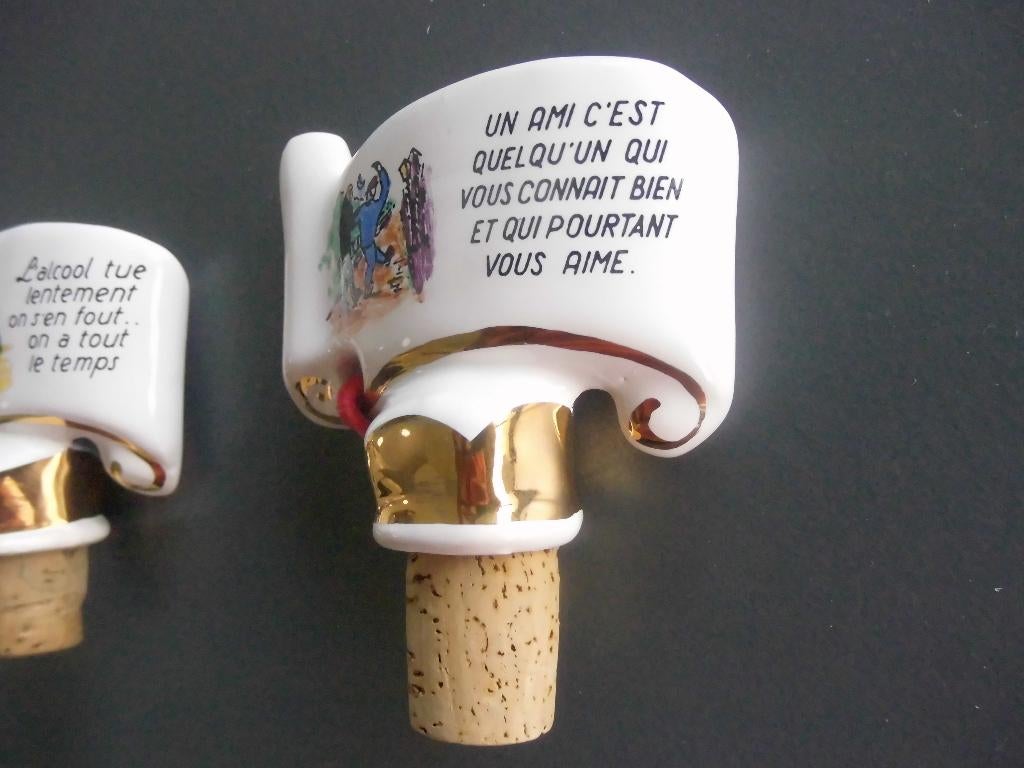 2 bouchons décoratifs en Liège/Porcelaine citations, Collections, Vins, Enlèvement, Neuf, Vin rouge