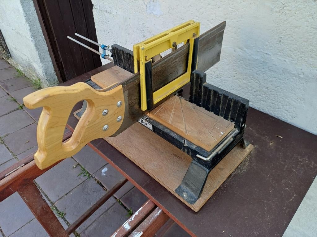 Boite à onglet avec Scie à dos, Bricolage & Construction, Outillage | Scies mécaniques, Enlèvement