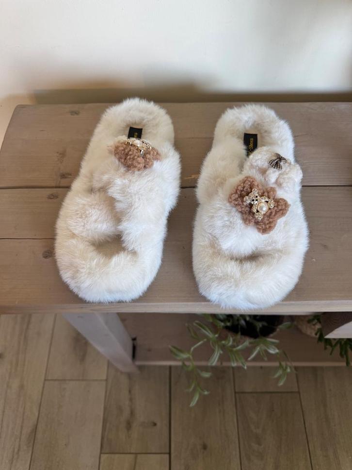 Nieuwe goede degelijke kwaliteit slofjes  M41, Kleding | Dames, Schoenen, Nieuw, Pantoffels of Sloffen, Wit, Ophalen of Verzenden