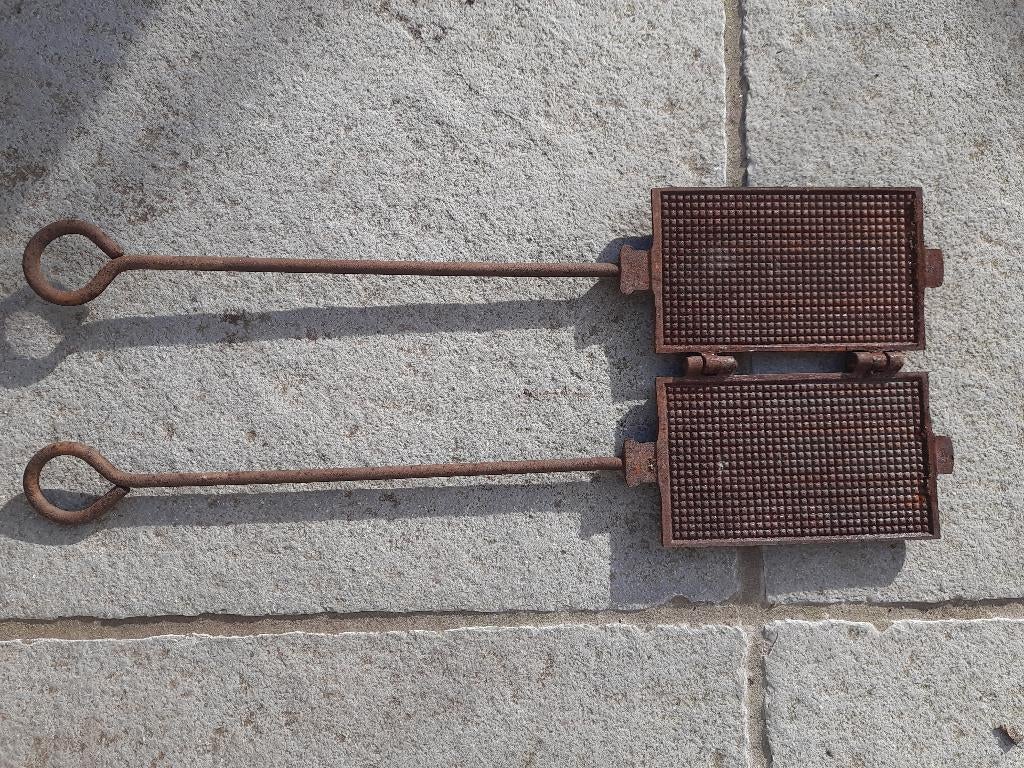 zeer oud wafelijzer, Ophalen