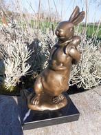 BRONZEN KONIJN EN ZIJN BABY GESIGNEERD MILO OP EEN SOKKEL, Antiek en Kunst, Ophalen of Verzenden, Brons