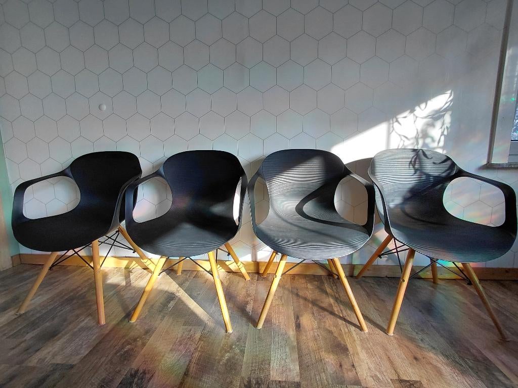 Scandinavische eetkamerstoelen – set van 4 – €90, Huis en Inrichting, Stoelen, Gebruikt, Vier, Hout, Kunststof, Zwart, Ophalen