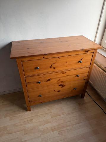 Commode / Dressoir met 3 lades beschikbaar voor biedingen