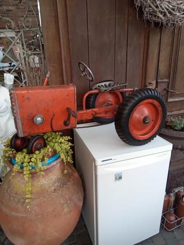 Oude traptraktor, Rouca Amiens France. beschikbaar voor biedingen
