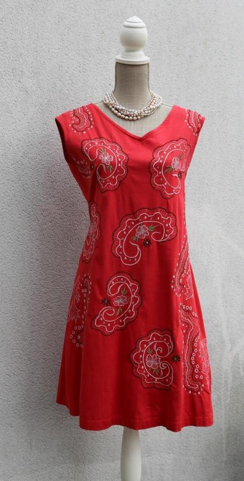 Mooie rode geborduurde jurk Almatrichi L, Kleding | Dames, Jurken, Zo goed als nieuw, Maat 38/40 (M), Rood, Ophalen of Verzenden