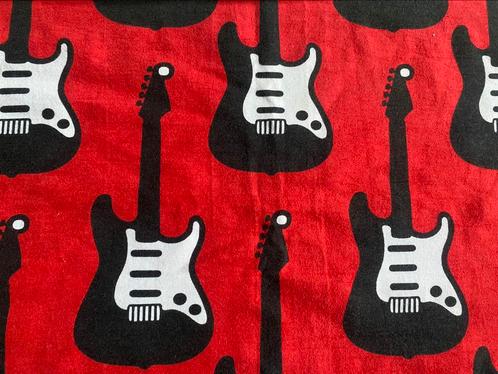 Rode tricot met gitaren - 30x160 cm, Hobby en Vrije tijd, Stoffen en Lappen, Nieuw, 120 cm of meer, Minder dan 30 cm, Rood, Ophalen of Verzenden