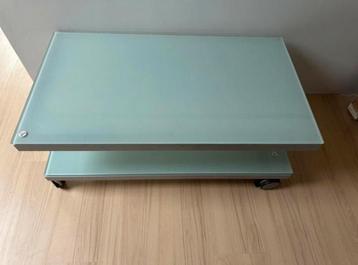 Glazen salontafel met wieltjes beschikbaar voor biedingen