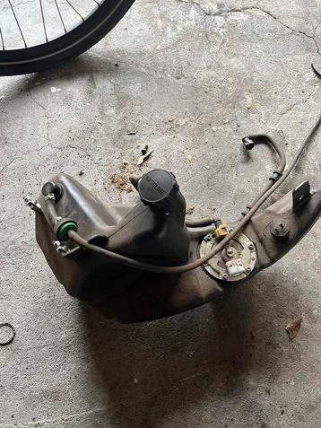 Piaggio zip iget benzine tank beschikbaar voor biedingen