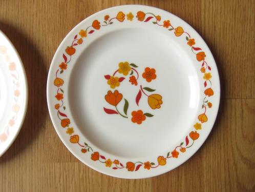 vintage arcopal 4 assiettes a desserts motifs fleuris tulipe, Huis en Inrichting, Keuken | Servies, Gebruikt, Bord(en), Ophalen of Verzenden