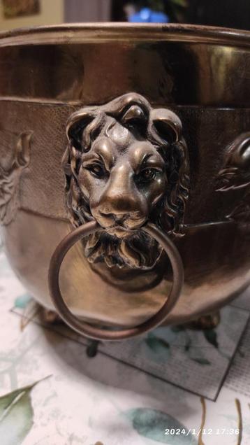 Ancienne vasque ovale en cuivre tête de lion