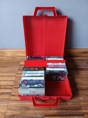 Koffer met 17 muziekcassettes beschikbaar voor biedingen