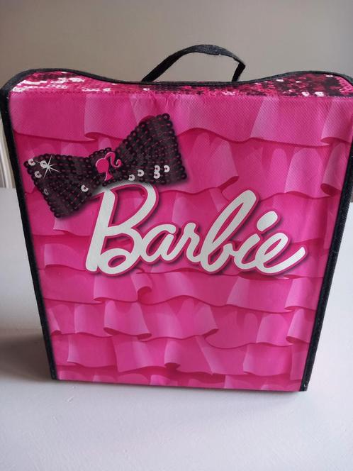 Défilé de mode Barbie, dressing et défilé, Enfants & Bébés, Jouets | Maisons de poupées, Comme neuf, Enlèvement