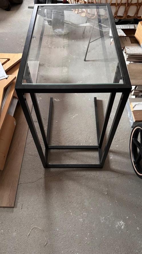 IKEA VITTSJÖ bijzettafel – Zwart/glas | In uitstekende staat, Huis en Inrichting, Tafels | Bijzettafels, Zo goed als nieuw, Rechthoekig